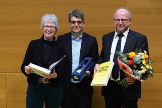 Prof. Kohse-Höinghaus receiving the special issue of Combustion and Flame honoring her career in combustion science.